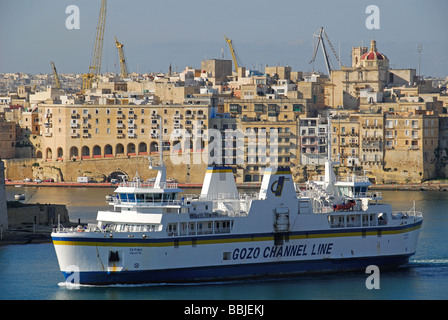 Malte. La Malte à Gozo ferry dans le Grand Port, avec Senglea derrière. Vue depuis le bas des jardins Barrakka, La Valette. Banque D'Images