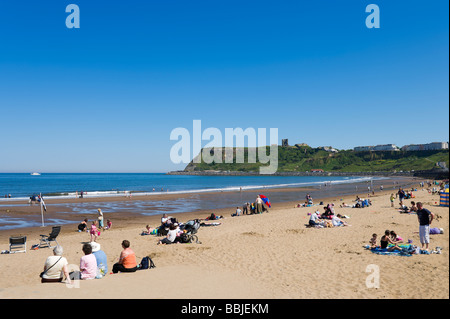 Plage de North Bay avec le château au loin, Scarborough, Côte Est, North Yorkshire, Angleterre Banque D'Images