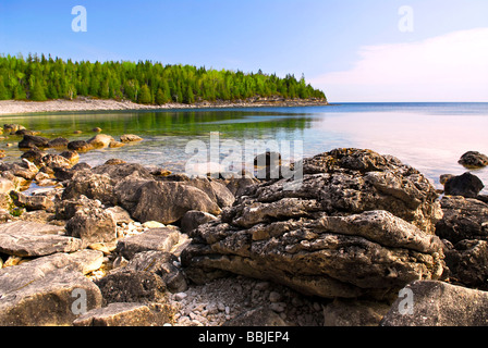 Rochers dans l'eau claire de la baie Georgienne à la péninsule Bruce Ontario Canada Banque D'Images