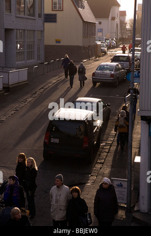 Regarder les gens que de manifestants en mars Laugavegur. Le centre de Reykjavik en Islande Banque D'Images