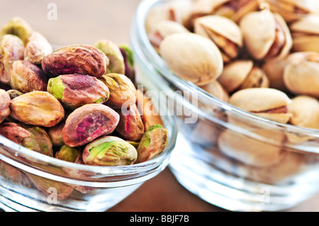Close up de pistaches dans bols en verre Banque D'Images