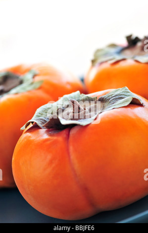 Ensemble Orange kaki mûr sur une assiette de fruits Banque D'Images