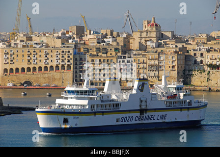 Malte. La Malte à Gozo ferry dans le Grand Port, avec Senglea derrière. Vue depuis le bas des jardins Barrakka. L'année 2009. Banque D'Images