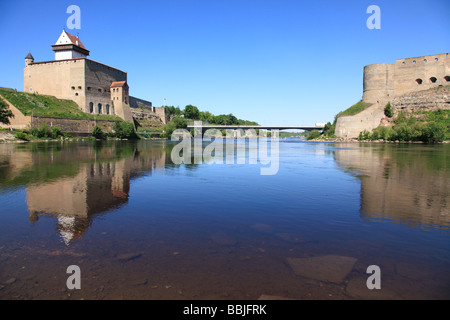 Fleuve frontière, forteresse Ivangorod et Hermannsfeste dans la ville de Narva, Estonie, l'Etat balte, l'Europe.Photo de Willy Matheisl Banque D'Images