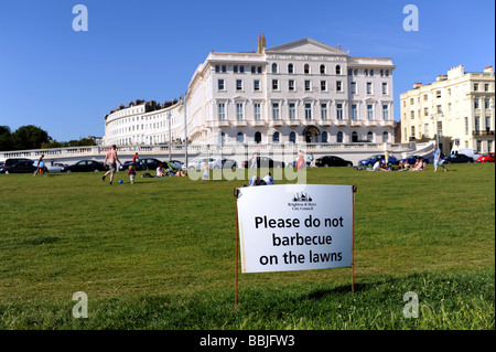 Veuillez ne pas un barbecue sur les pelouses signe sur Hove front Banque D'Images