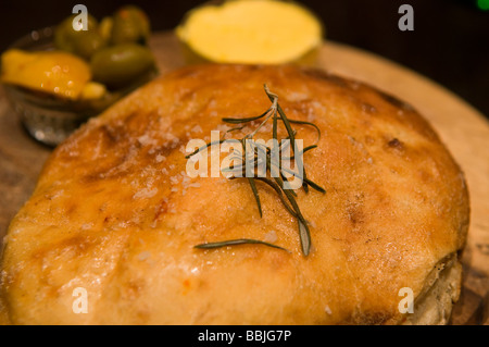 Close up de feuilles séchées de rosemarin herb sur pain focaccia Italienne Banque D'Images