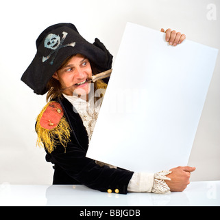 Pirate holding a blank sign avec couteau en bouche Banque D'Images