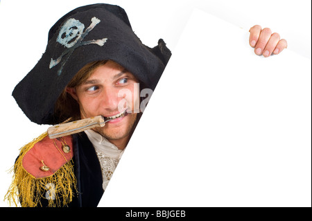 Pirate holding a blank sign avec couteau en bouche Banque D'Images