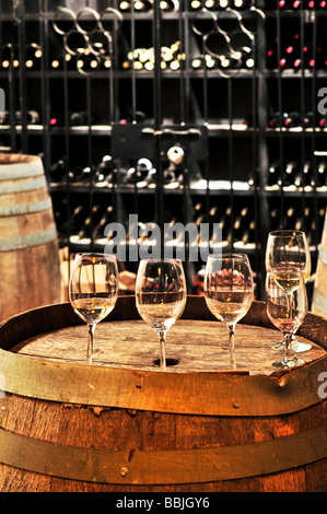 Rangée de verres de vin sur le baril en cave de vinification Banque D'Images