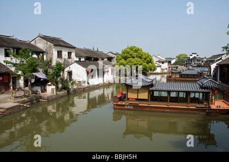 Avec canal barge touristique dans l'ancienne ville d'eau de Tongli Chine ) Banque D'Images