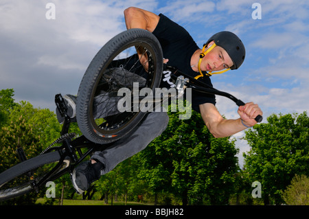 Vélo BMX rider en suspension dans l'air dans une table dans une ville en plein air skatepark toronto Banque D'Images