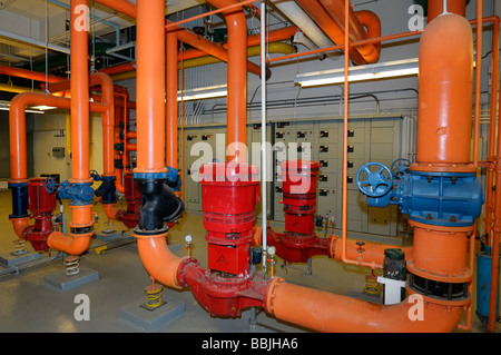 Chauffage électrique et contrôle des conduites d'eau d'orange dans la chaufferie d'un immeuble de bureaux immeuble toronto Banque D'Images