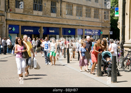 La foule de clients sur une journée ensoleillée à Sidney Street, Cambridge, Royaume-Uni Banque D'Images