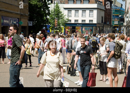 La foule de clients sur une journée ensoleillée à Sidney Street, Cambridge, Royaume-Uni Banque D'Images