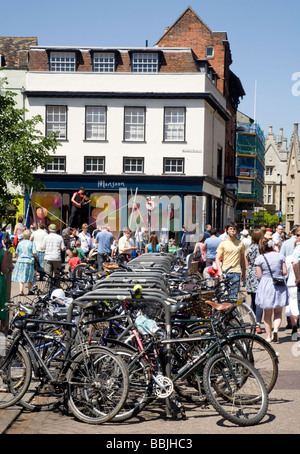 Un grand nombre de bicyclettes stationné, et Shoppers de Sidney Street, Cambridge, Royaume-Uni Banque D'Images