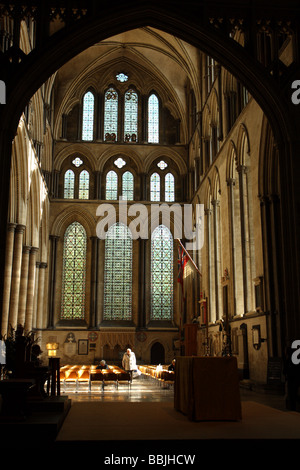 Intérieur de la nef au croisement à la cathédrale de Salisbury, Wiltshire, Angleterre Banque D'Images