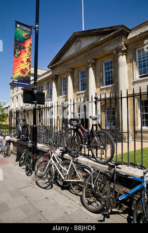 Bicyclettes garées à l'extérieur de l'Emmanuel College, Université de Cambridge, Royaume-Uni Banque D'Images