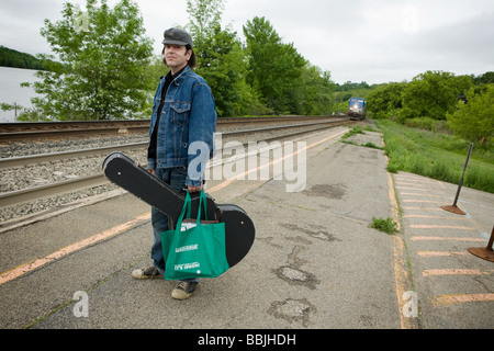 Musicien Grant Hart anciennement d'indy séminal rock band Husker Du attraper un train Amsterdam New York Banque D'Images