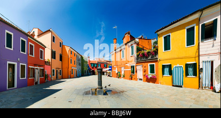 Vue panoramique de la ville avec des maisons peintes de couleurs vives de Burano, Venise, Italie, Europe Banque D'Images