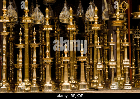 Une gamme de lampes à huile, Nilavilakku - la mèche de la lampe traditionnelle Kerala Banque D'Images