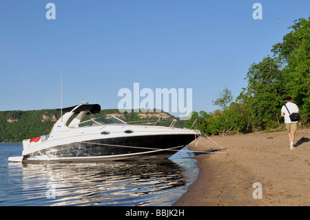 Bateau ancré sur une plage de sable. Banque D'Images