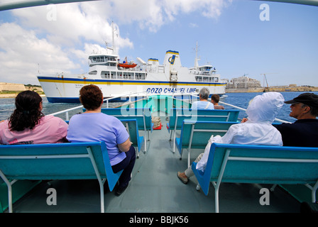 Malte. Les passagers de la valette à Sliema de passagers dans le port de Marsamxett, avec le ferry de Gozo à venir. L'année 2009. Banque D'Images