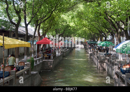 En dehors de restaurants qui bordent l'eau du canal dans l'ancienne ville de Tongli Chine ) Banque D'Images