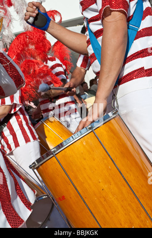 Image de la "Bateria", les percussions des musiciens de l'école de samba, au cours de l carnaval brésilien. Sesimbra, Portugal Banque D'Images