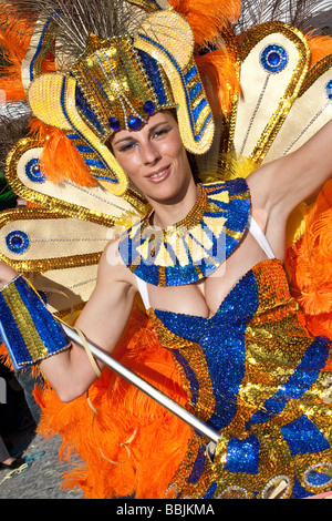 "Porta Bandeira" (porte-drapeau), présentant le drapeau d'une école de samba brésilienne, dans le Carnaval de Sesimbra (Portugal) Banque D'Images