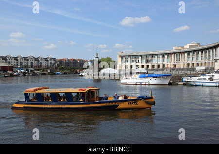 Bateau-bus/ferry de Bristol à proximité de l'édifice Lloyds Bank TSB, City of Bristol, Royaume-Uni Banque D'Images