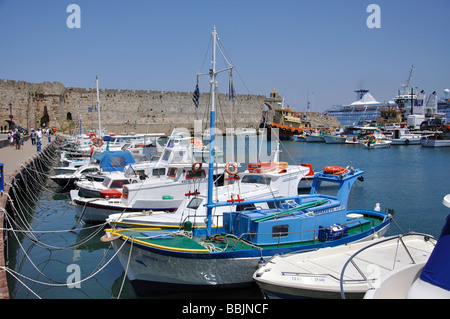 Mur de la ville de Kolona Port, Vieille Ville, Ville de Rhodes, Rhodes, Dodécanèse, Grèce Banque D'Images