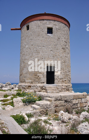 Ancien moulin en pierre, le port de Mandraki, ville de Rhodes, Rhodes, Dodécanèse, Grèce Banque D'Images