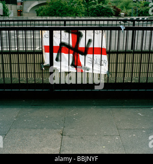 Pulvérisée sur une croix gammée St George's Cross drapeau en protestation contre l'agression de la police au cours de la 2009 G20 manifestation à Londres Banque D'Images