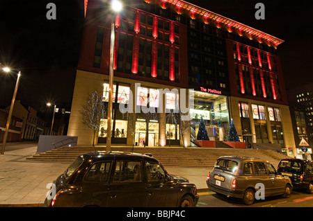 L'avant de la boîte aux lettres Birmingham avec des boutiques et de la bbc Birmingham Banque D'Images