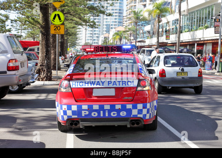 Voiture de police fait un signe avec plus de traction d'un véhicule dans une rue Banque D'Images