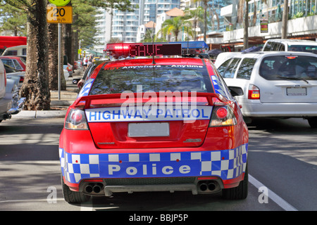 Voiture de police fait un signe avec plus de traction d'un véhicule dans une rue Banque D'Images