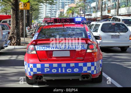 Voiture de police fait un signe avec plus de traction d'un véhicule dans une rue Banque D'Images