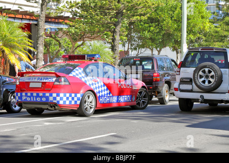Voiture de police fait un signe avec plus de traction d'un véhicule dans une rue Banque D'Images