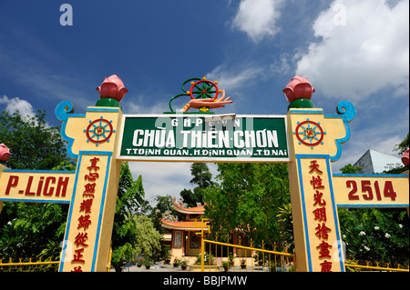 Entrée ornée de temple bouddhiste à Dinh Quan District, Province de Dong Nai, au Vietnam Banque D'Images