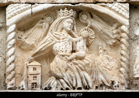 Madonna et la sculpture sur pierre de bébé une maison dans le village de Saint-Cirq-Lapopie à côté de la rivière Lot, Midi Pyrénées, France Banque D'Images