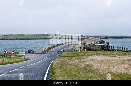 Causeway reliant North Uist dans les Hébrides extérieures avec Berneray écossais dans la distance Banque D'Images