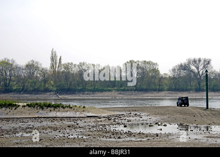 chiswick ait (ou eyot) à marée basse sur la tamise, avec un véhicule à quatre roues motrices stationné dans une zone habituellement submergée Banque D'Images