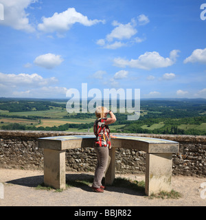 À la table d'orientation sur la terrasse à Vézelay, Bourgogne, France.. Banque D'Images