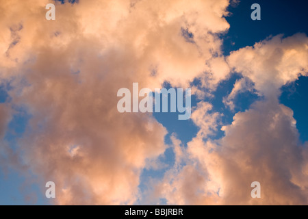 Nuages orange et bleu ciel Banque D'Images