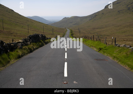 Route raide à travers l'ain et Franche-comté haute dans les montagnes de Mourne dans le comté de Down en Irlande du Nord uk Banque D'Images