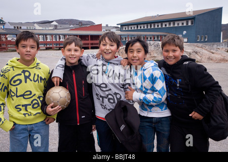 Les garçons de l'école. Qaqortoq (Julianehåb), le sud du Groenland Banque D'Images