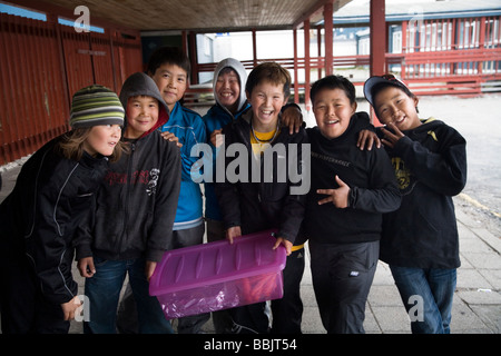 Les garçons de l'école exerçant son lunch box. Qaqortoq (Julianehåb), le sud du Groenland Banque D'Images