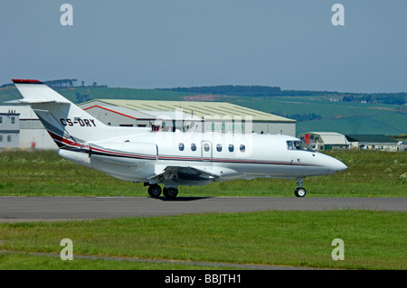 Raytheon Hawker 800XP Business Jet avion à l'aéroport d'Inverness en Écosse. 2480 SCO Banque D'Images