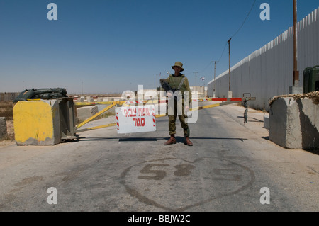 Un soldat israélien garde dans une zone militaire fermée près du poste frontière de Kerem Shalom avec la bande de Gaza, dans le sud d'Israël Banque D'Images