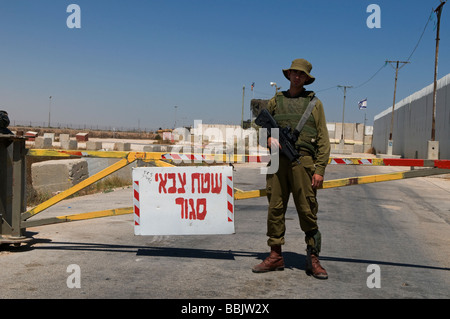 Un soldat israélien garde dans une zone militaire fermée près du poste frontière de Kerem Shalom avec la bande de Gaza, dans le sud d'Israël Banque D'Images